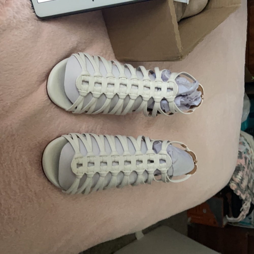 Sandle - Picture 2 of 3